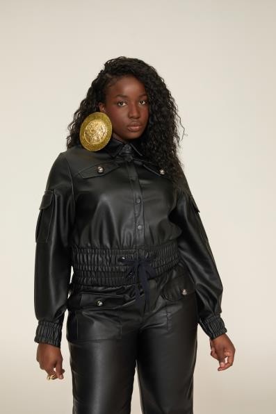 JAQUETA BOMBER DE COURO COM BOLSOS NAS MANGAS - 100 -