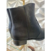 BOTA CANO CURTO PRETA COM DETALHES