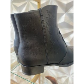 BOTA CANO CURTO PRETA COM DETALHES