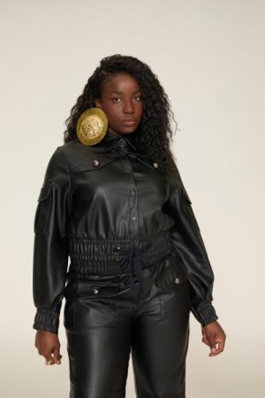 JAQUETA BOMBER DE COURO COM BOLSOS NAS MANGAS - 100 -
