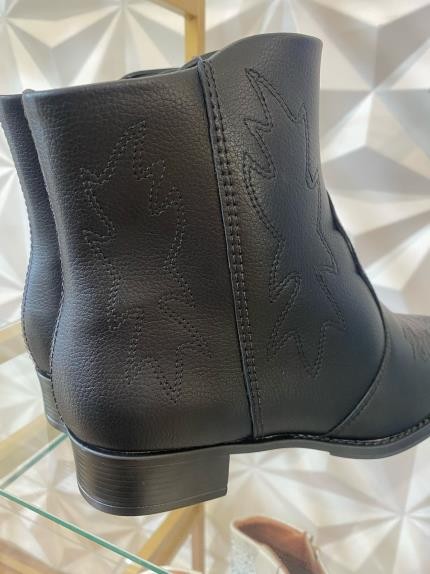BOTA CANO CURTO PRETA COM DETALHES