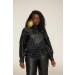 JAQUETA BOMBER DE COURO COM BOLSOS NAS MANGAS - 100 -